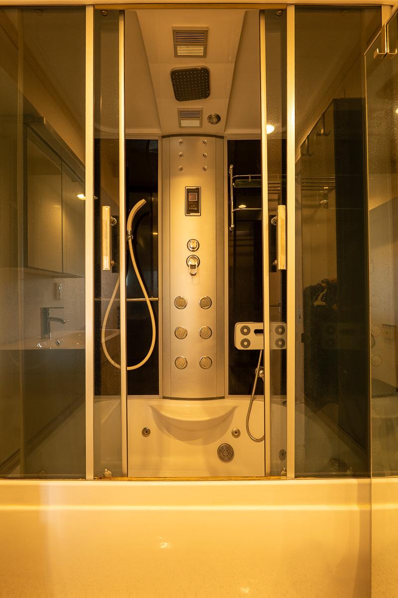 港区六本木の賃貸物件/ジェット機能付きの多機能シャワーブース。ちょっとしたスパ気分