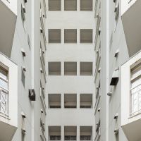 港区六本木の賃貸物件/規則的に並ぶ開口部がつくる、美しいリズム