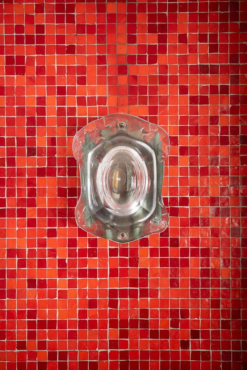 港区六本木の賃貸物件/赤いタイルとレトロな照明