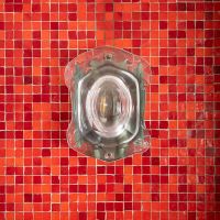 港区六本木の賃貸物件/赤いタイルとレトロな照明