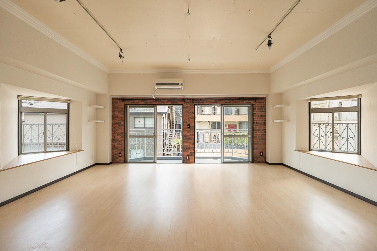 港区六本木の賃貸物件/シンメトリックなリビング。左右に広がる均整のとれた空間