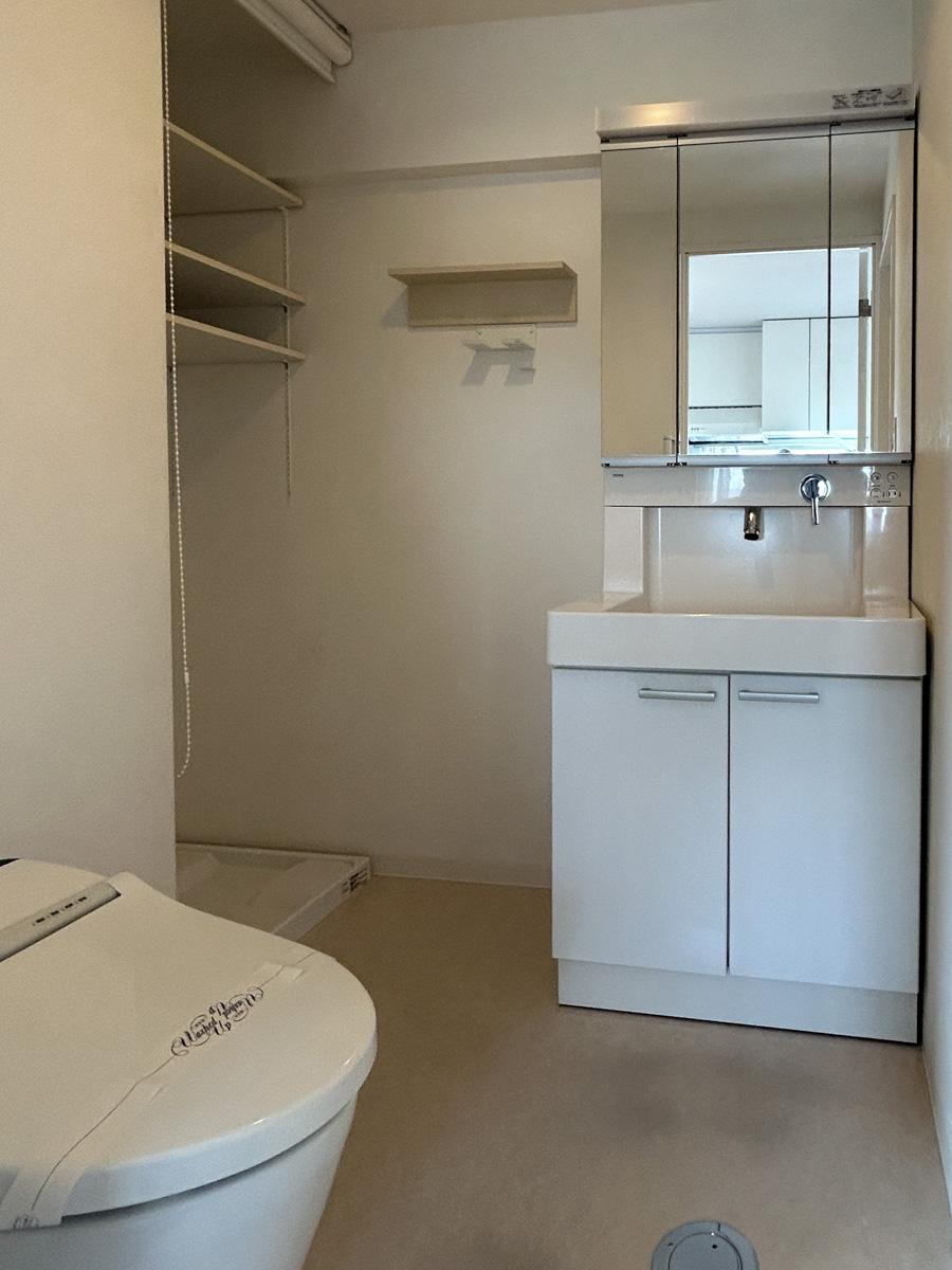 大田区北千束の賃貸物件/洗面台とトイレが同じ空間にあります