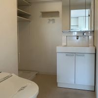 大田区北千束の賃貸物件/洗面台とトイレが同じ空間にあります
