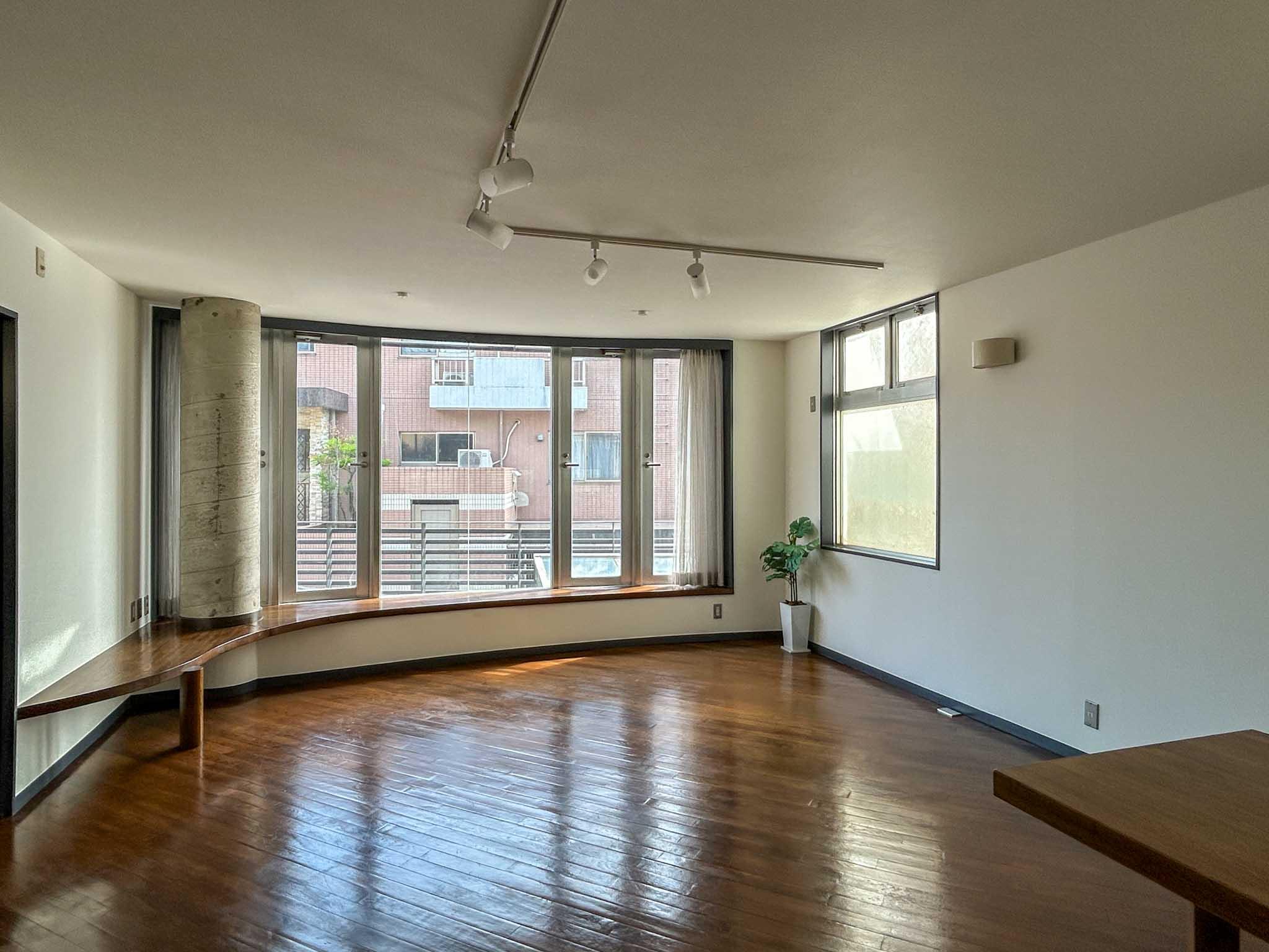 大田区南馬込の賃貸物件/のびのびと使える1階のリビング。経年によりフローリングは渋い色味に