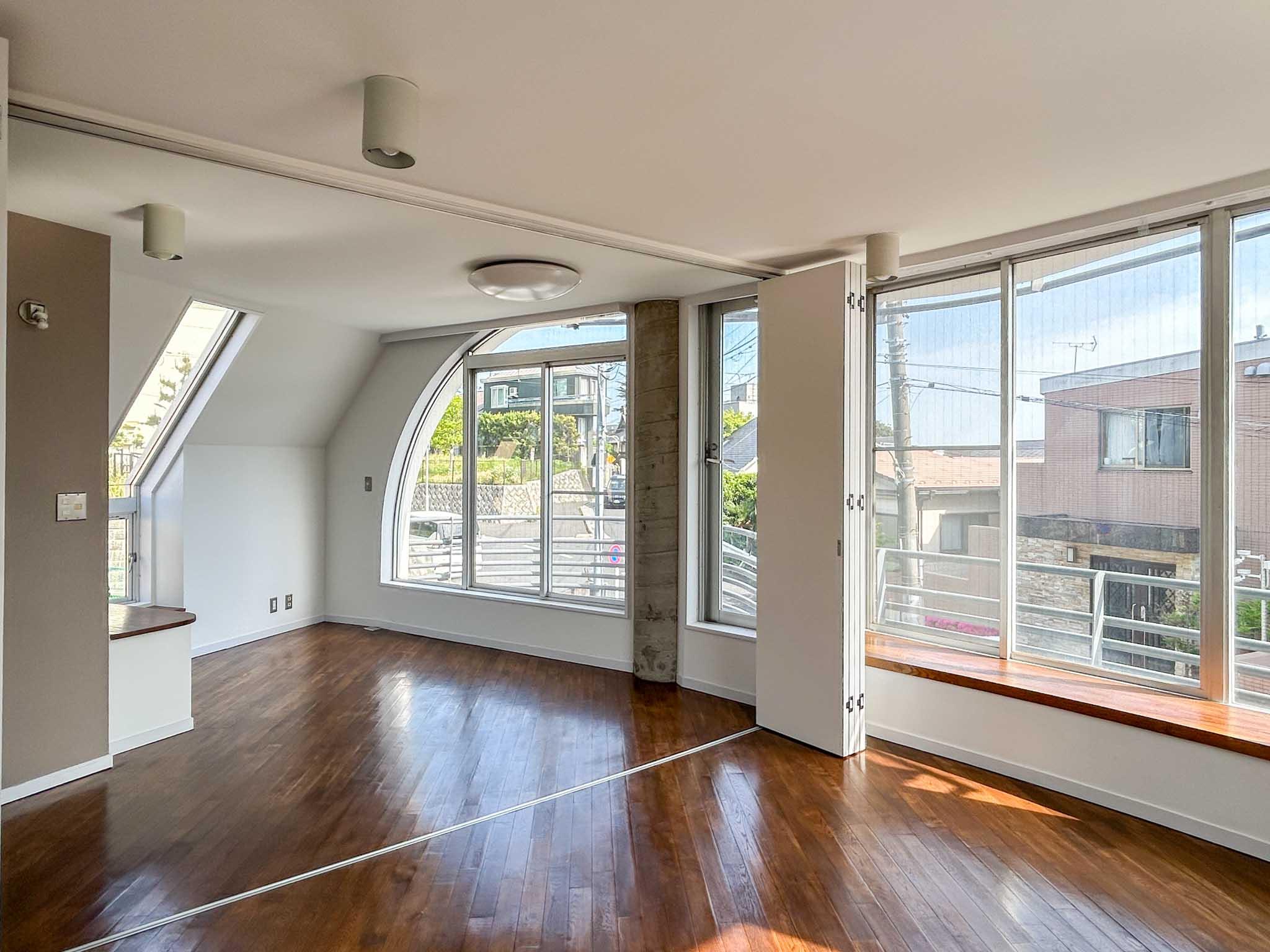 大田区南馬込の賃貸物件/2階洋室。つなげて広々と使うもよし、間仕切りを閉めて個別に使うもよし