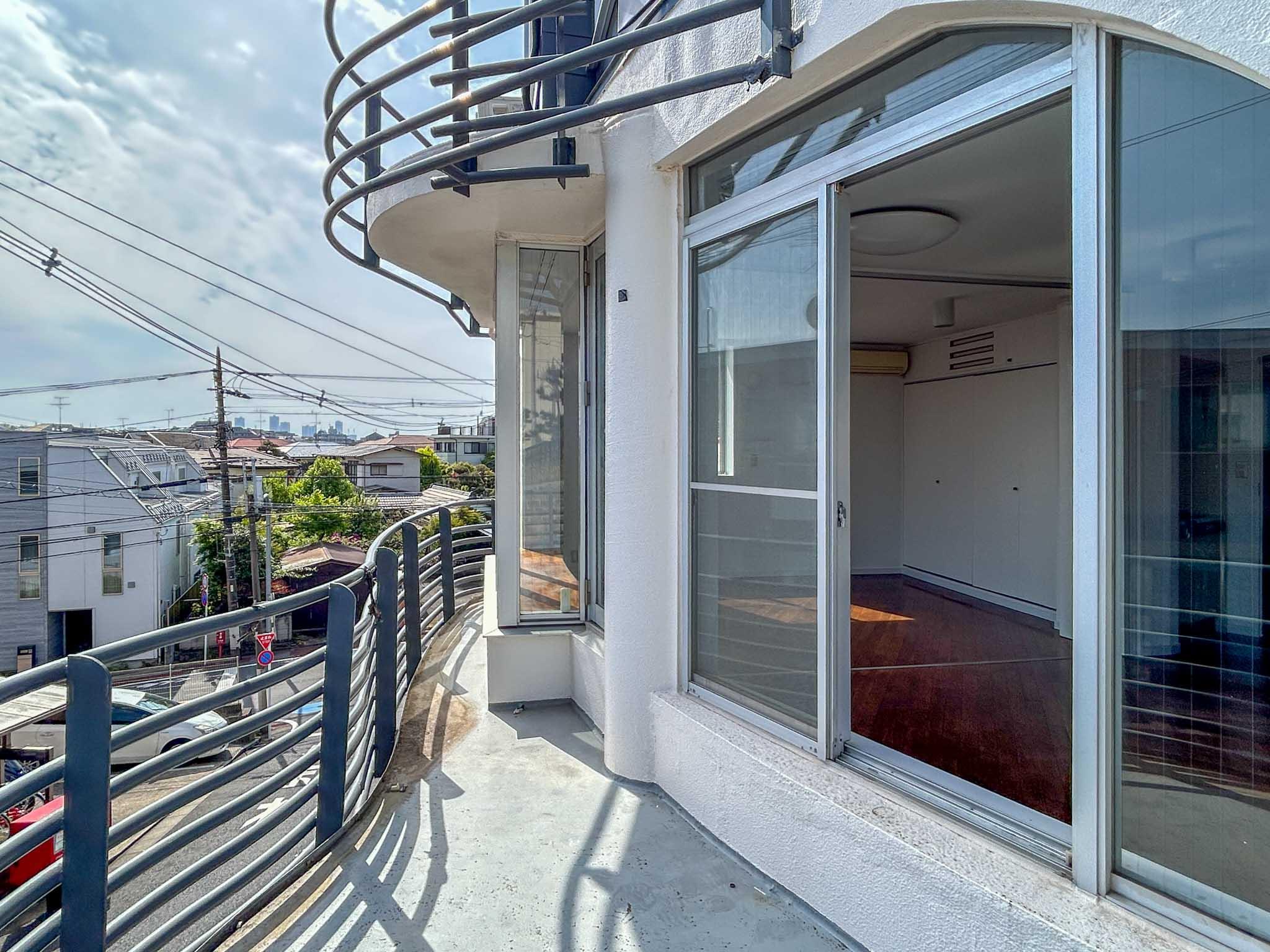 大田区南馬込の賃貸物件/雲のような曲線を描いたバルコニー