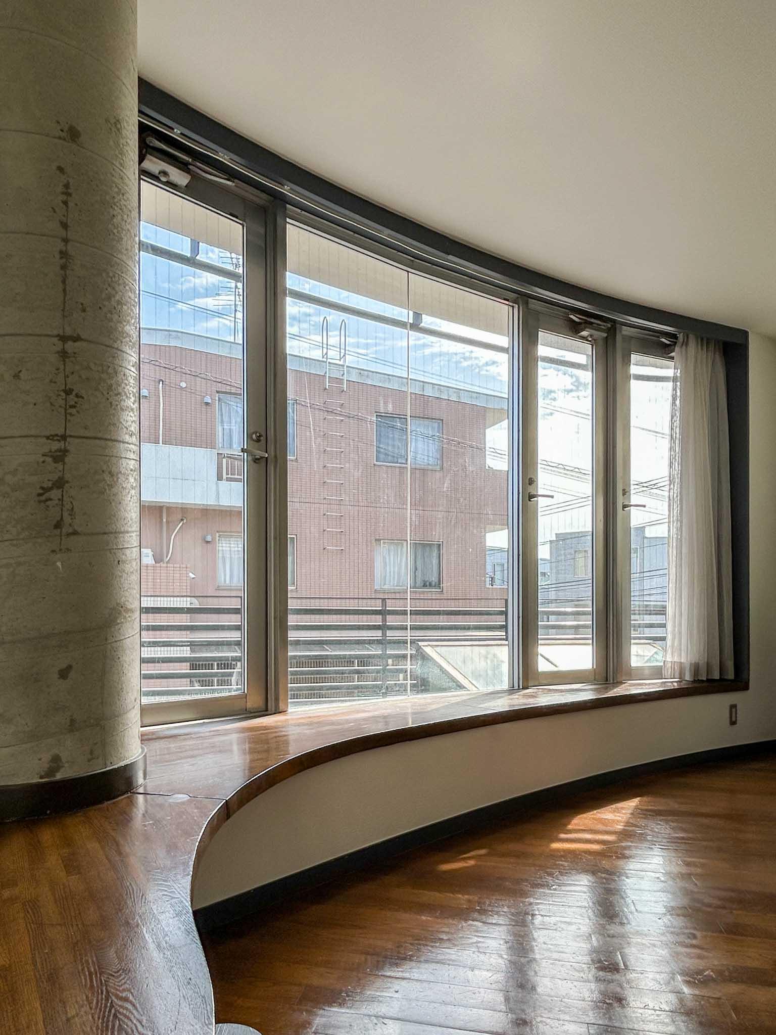 大田区南馬込の賃貸物件/1階：窓際がベンチになっていて、腰かけられる