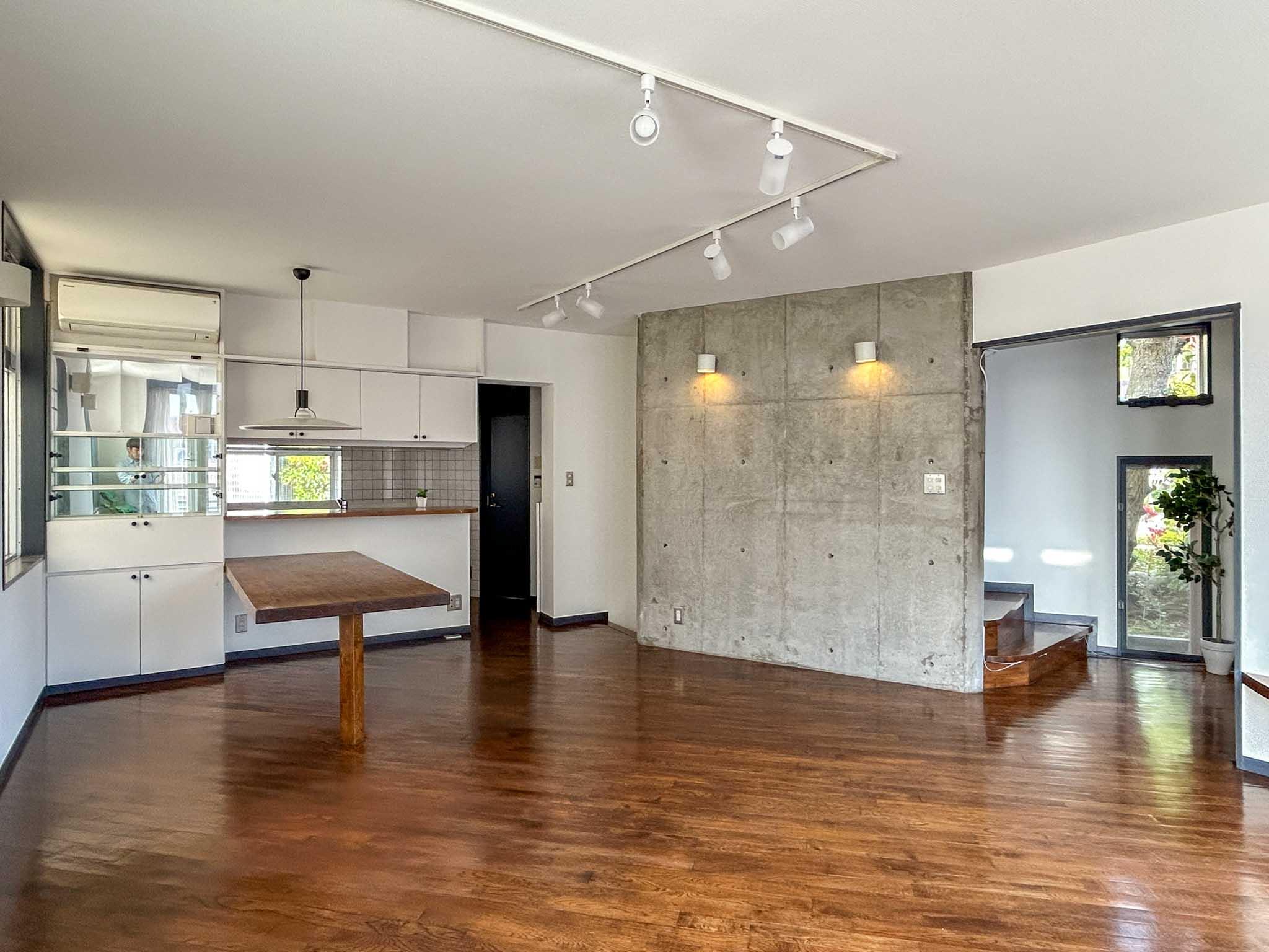 大田区南馬込の賃貸物件/1階：左にダイニング、右に階段