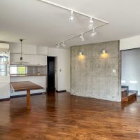 大田区南馬込の賃貸物件/1階：左にダイニング、右に階段