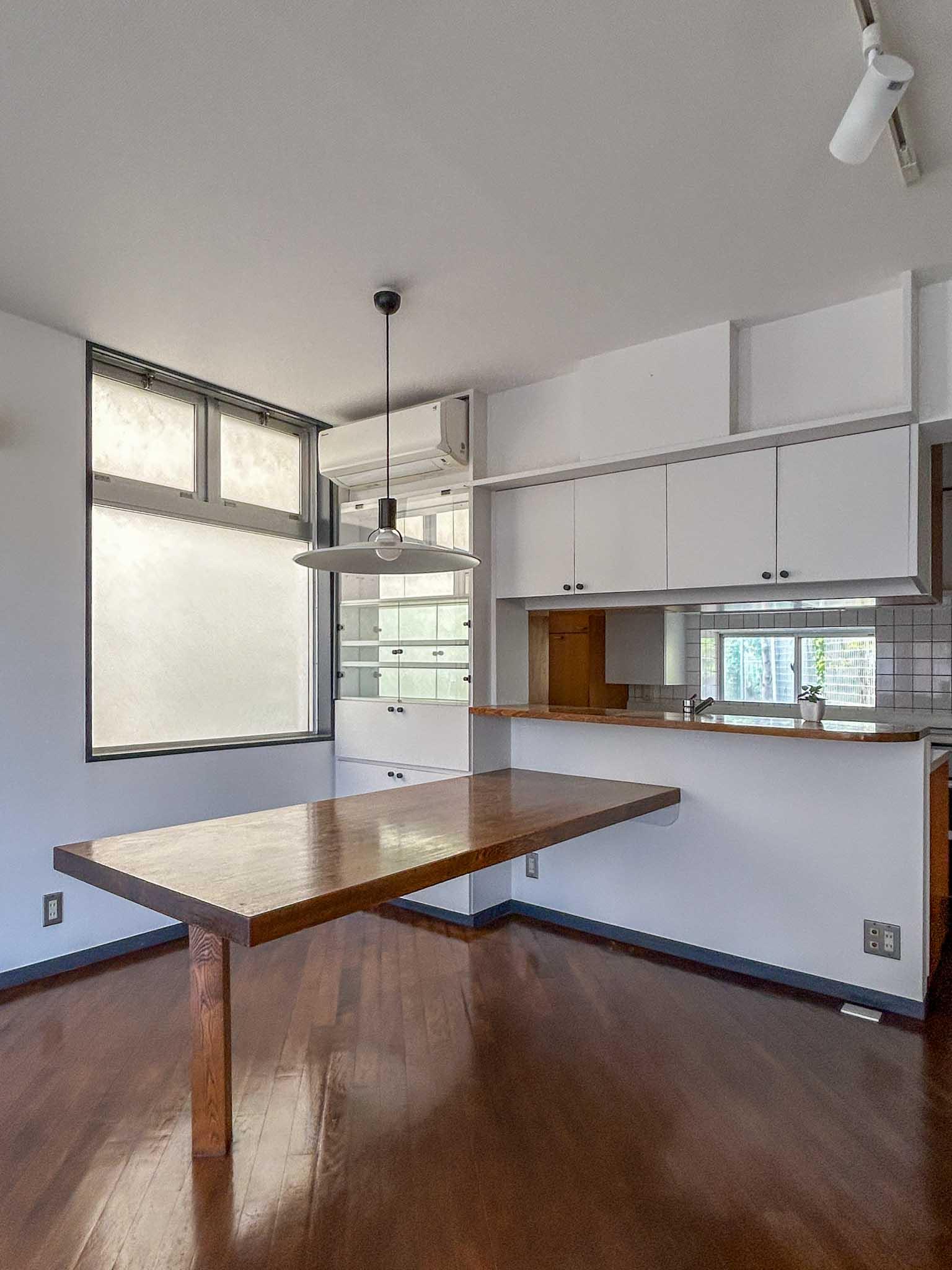 大田区南馬込の賃貸物件/1階：ダイニング。造作の机が設置されています