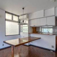 大田区南馬込の賃貸物件/1階：ダイニング。造作の机が設置されています