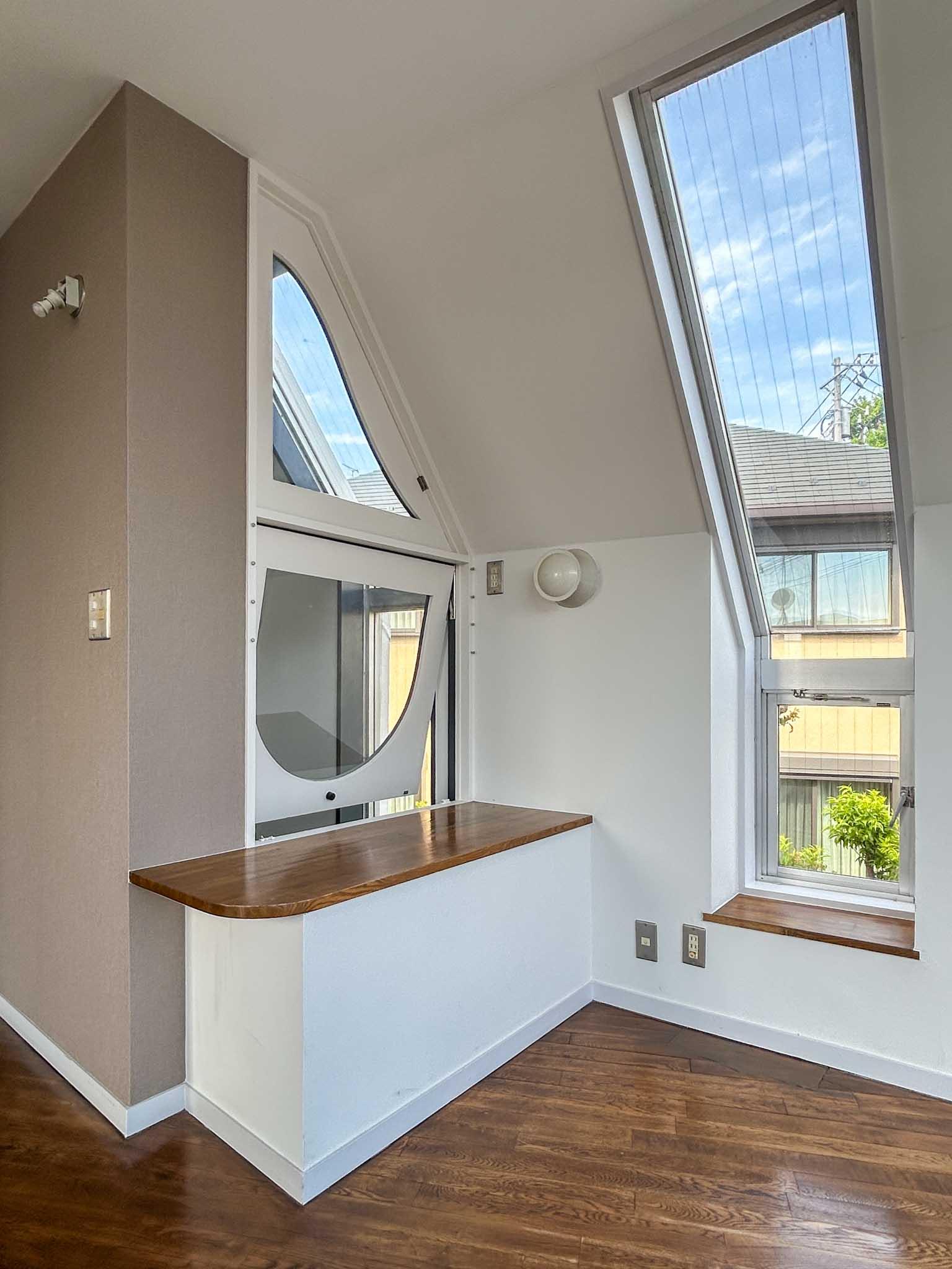 大田区南馬込の賃貸物件/2階：階段室と窓でつながっています