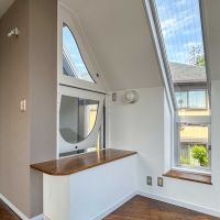 大田区南馬込の賃貸物件/2階：階段室と窓でつながっています