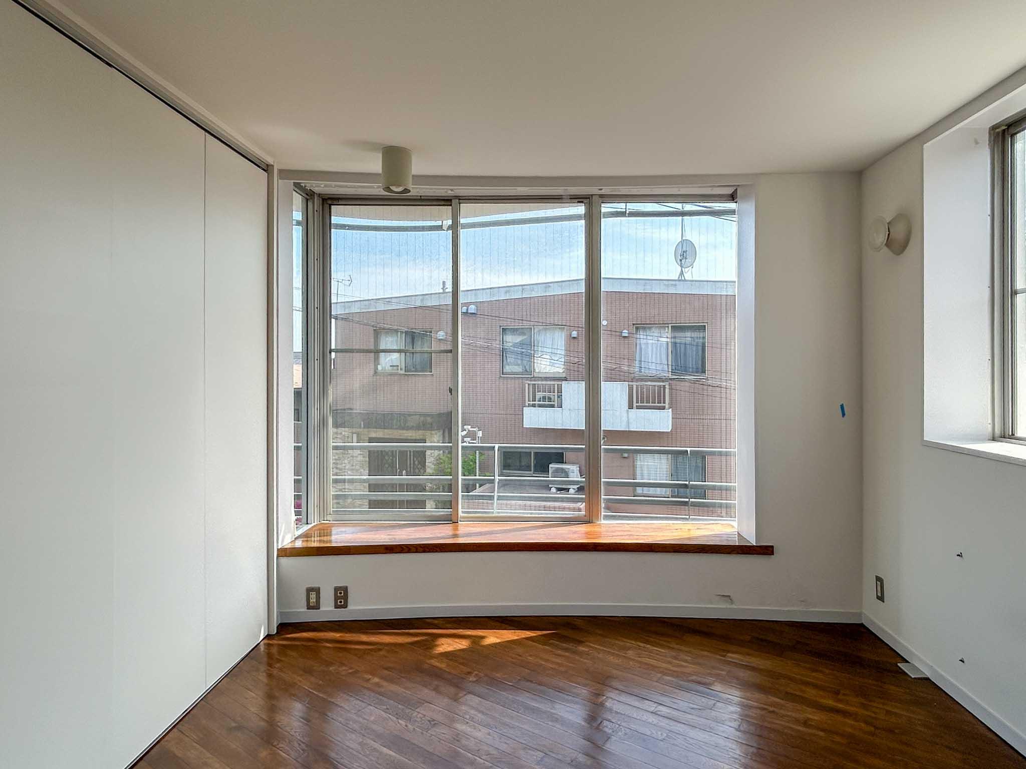 大田区南馬込の賃貸物件/2階：窓際は腰かけられる奥行きがあります