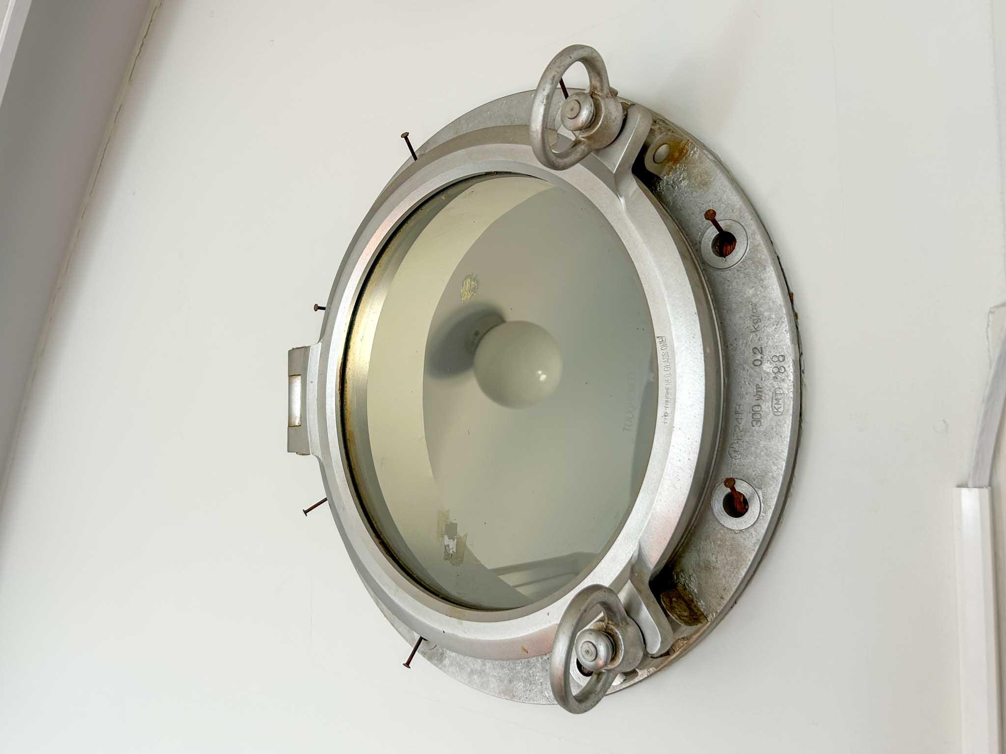 大田区南馬込の賃貸物件/3階：潜水艦のハッチのような内窓