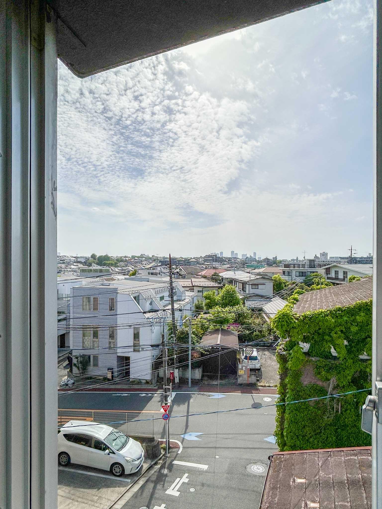 大田区南馬込の賃貸物件/3階：西面の窓。すっと抜けた景色が望めます