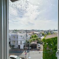 大田区南馬込の賃貸物件/3階：西面の窓。すっと抜けた景色が望めます