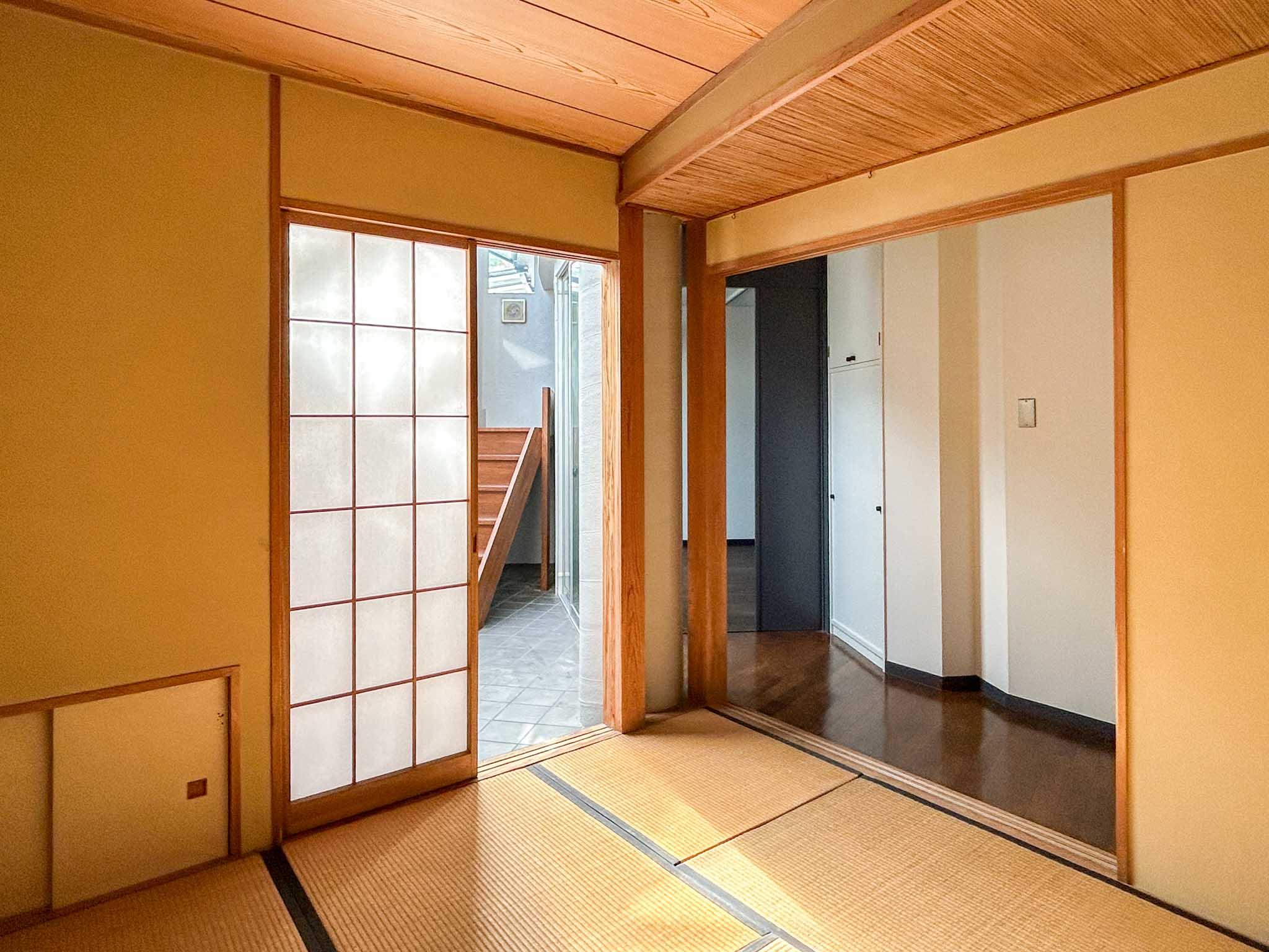 大田区南馬込の賃貸物件/地下1階：ドライエリアと和室を分けているのは障子のみ