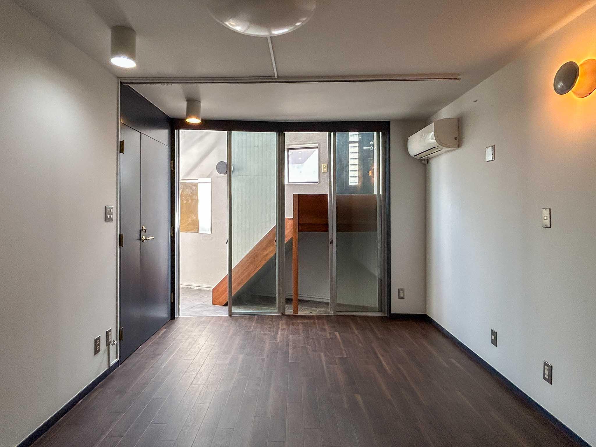 大田区南馬込の賃貸物件/地下1階：洋室。ドライエリアから光が入ります