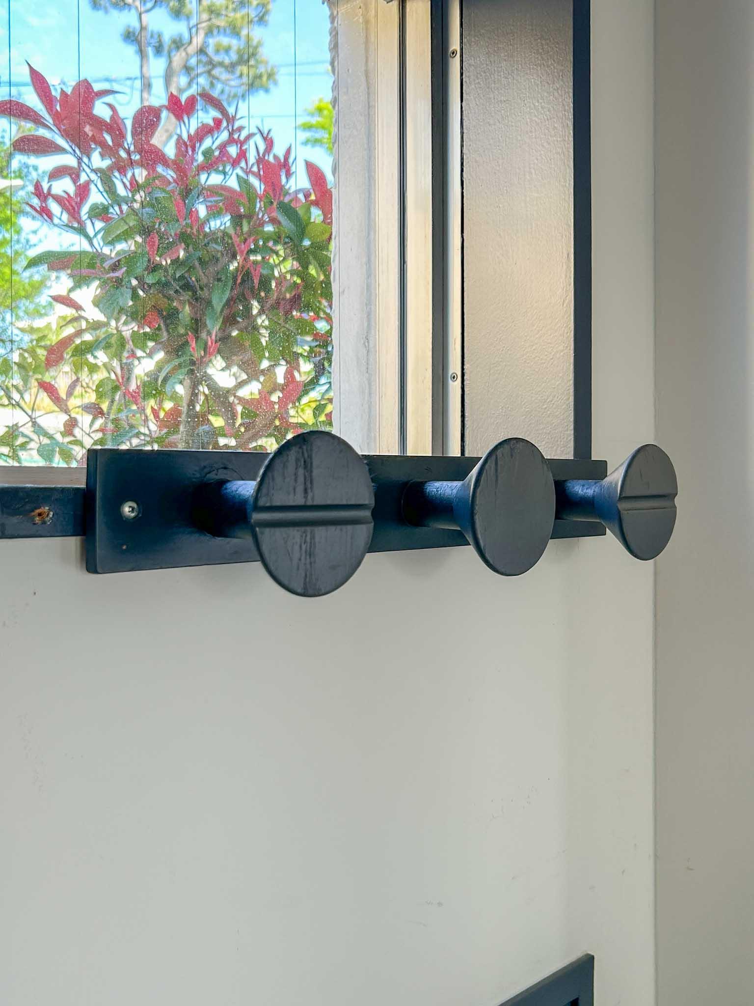 大田区南馬込の賃貸物件/1階：ねじのような見た目のコートラック