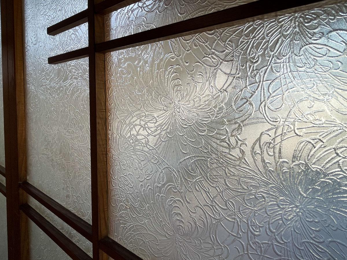 栃木県那須塩原市埼玉の賃貸物件/1階住居部分：型ガラスなど、古くても味わいのある部分はそのまま残して