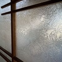 栃木県那須塩原市埼玉の賃貸物件/1階住居部分：型ガラスなど、古くても味わいのある部分はそのまま残して