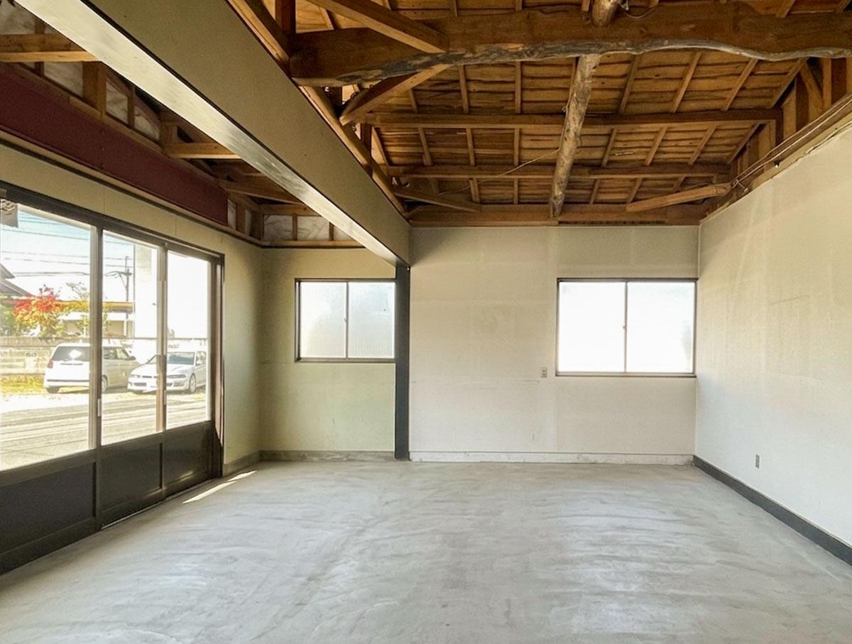 栃木県那須塩原市埼玉の賃貸物件/1階店舗部分：天井を抜いてスッキリと。ここの部分は借主側で手を入れやすいよう、あえてほぼ何もしていません