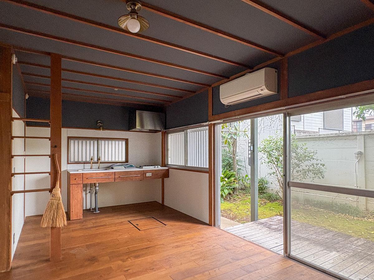 大田区上池台の賃貸物件/壁は白と群青色に塗り分けられている　無垢床の経年変化がいい具合