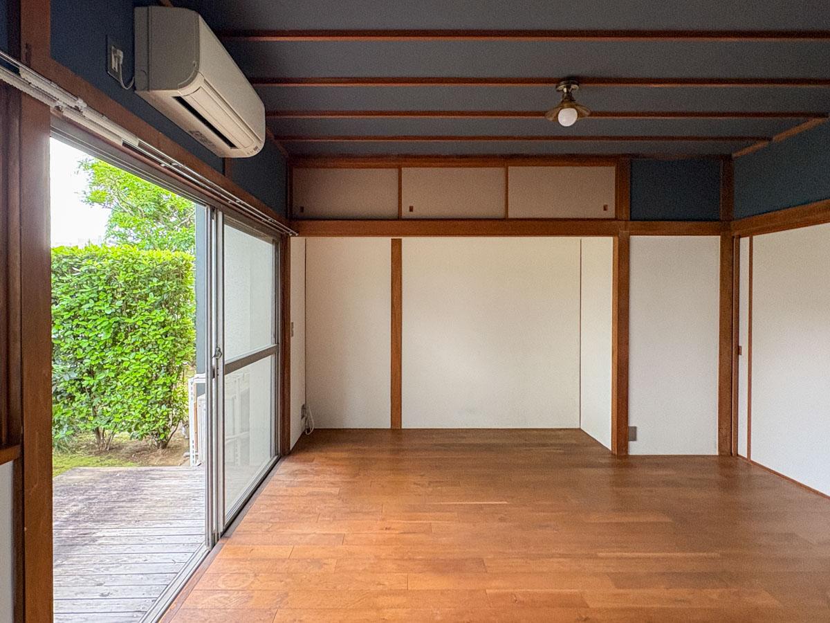 大田区上池台の賃貸物件/正面のもともと押入れだったであろう部分をリビングの一部に。天袋の収納だけを残して生かしている