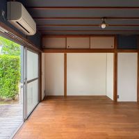 大田区上池台の賃貸物件/正面のもともと押入れだったであろう部分をリビングの一部に。天袋の収納だけを残して生かしている