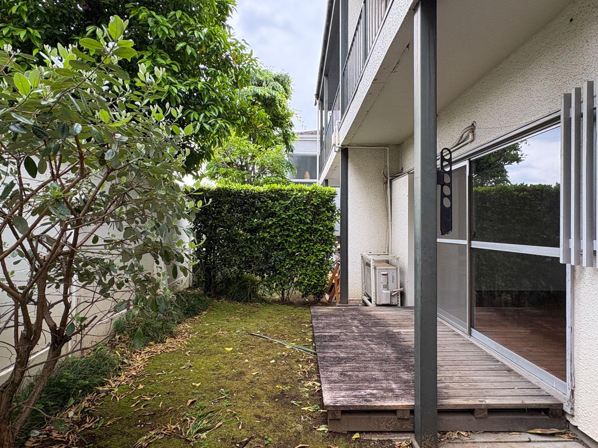 大田区上池台の賃貸物件/隣の部屋にも庭があるが、植栽で仕切られている