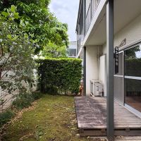 大田区上池台の賃貸物件/隣の部屋にも庭があるが、植栽で仕切られている
