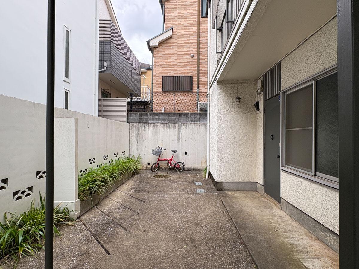 大田区上池台の賃貸物件/玄関前に自転車置き場があります