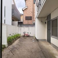 大田区上池台の賃貸物件/玄関前に自転車置き場があります