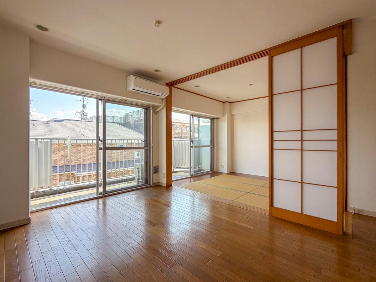 東京都新宿区下落合の賃貸物件/フラットに繋がるLDKと和室。光と風の通りがよく軽やかな雰囲気