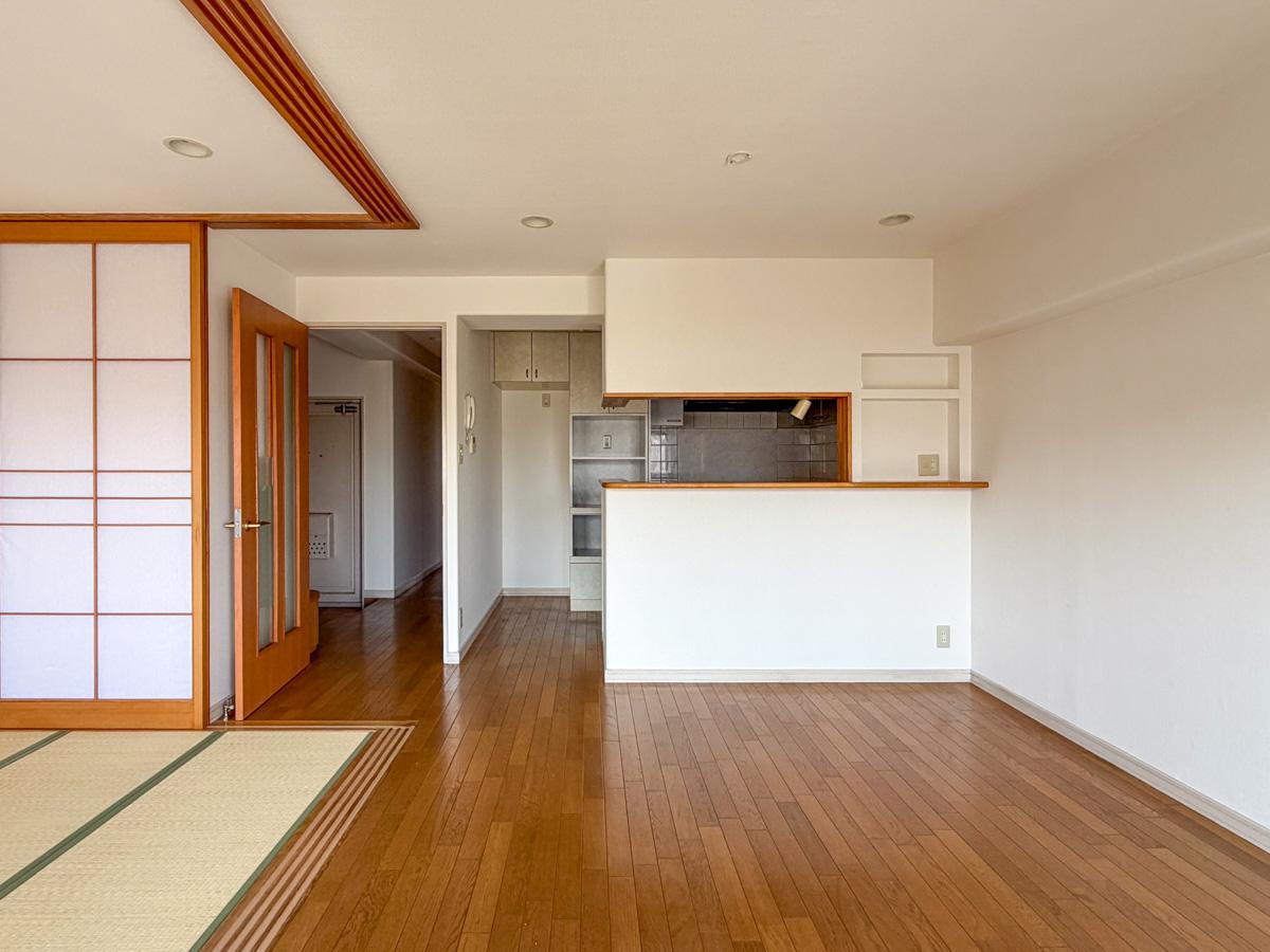 東京都新宿区下落合の賃貸物件/ベランダ側からLDKをみる