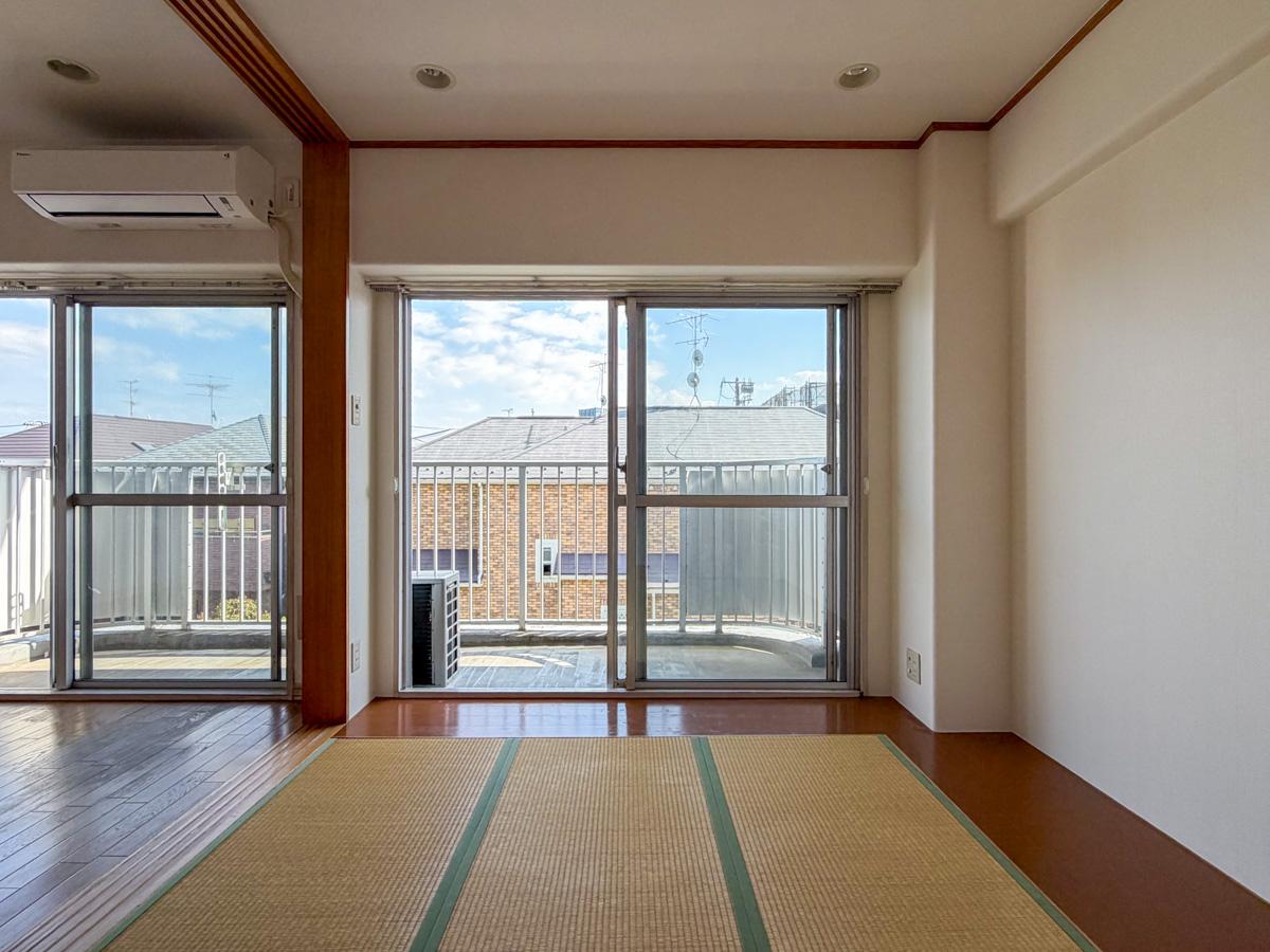 東京都新宿区下落合の賃貸物件/どちらの部屋からもバルコニーに出ることができます