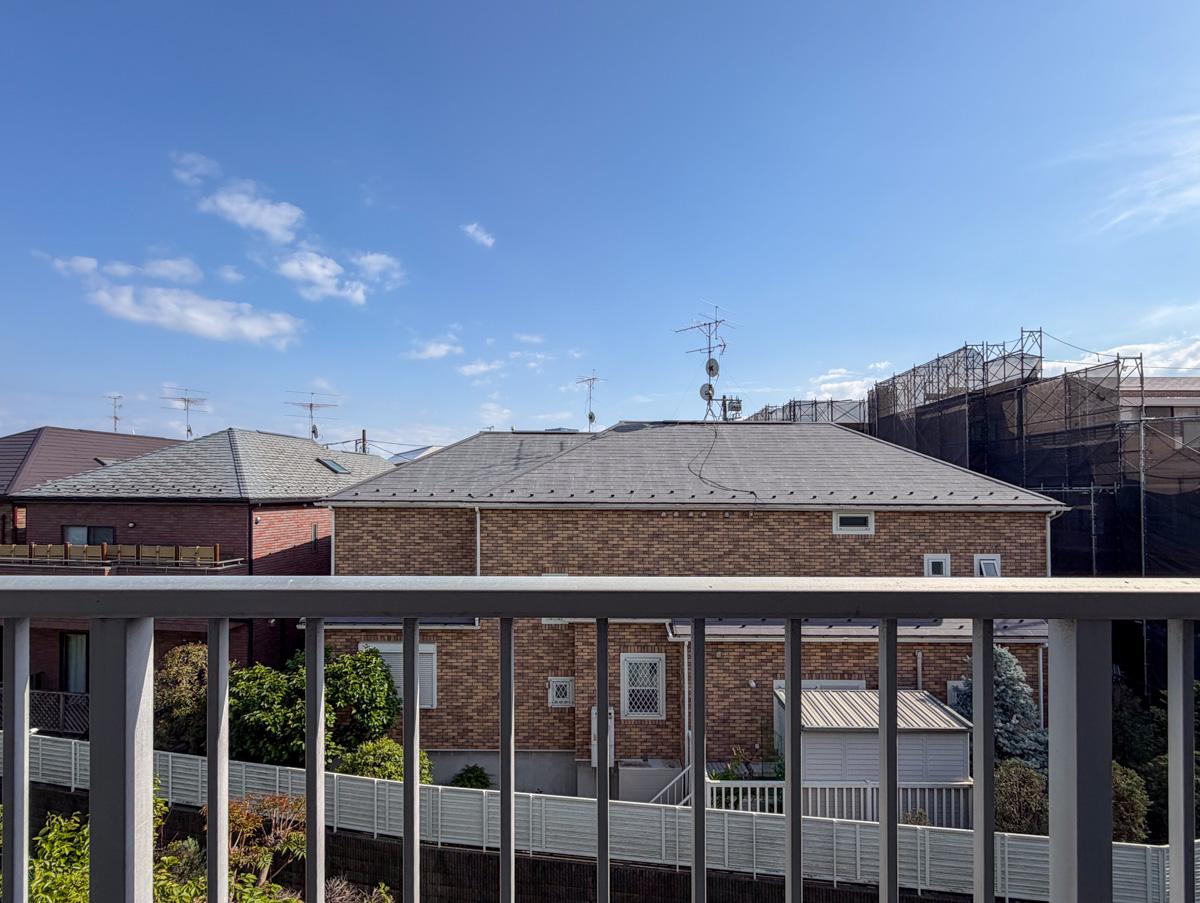 東京都新宿区下落合の賃貸物件/前方の建物は距離があり高さも低いので、空が抜けていて気持ち良いです