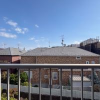 東京都新宿区下落合の賃貸物件/前方の建物は距離があり高さも低いので、空が抜けていて気持ち良いです