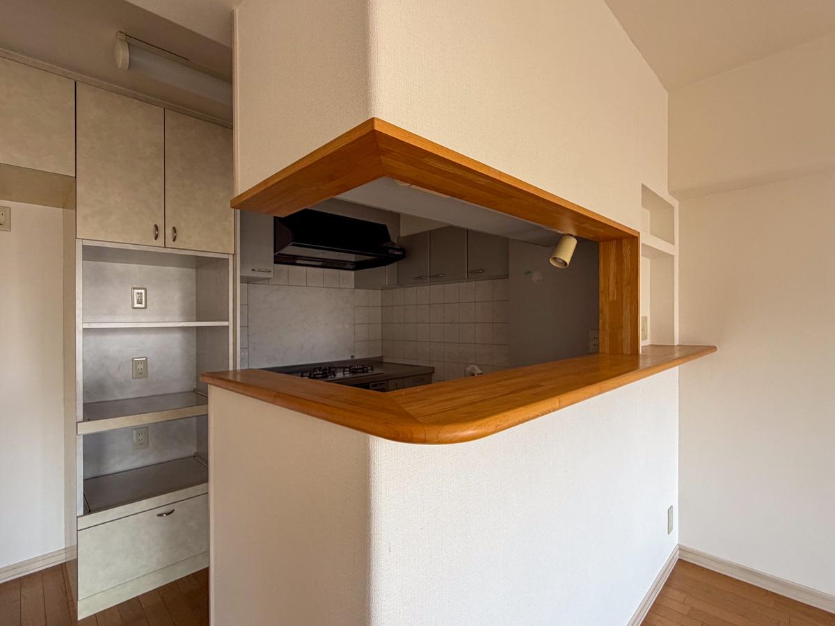 東京都新宿区下落合の賃貸物件/カウンターは角が取られていて柔らかな雰囲気
