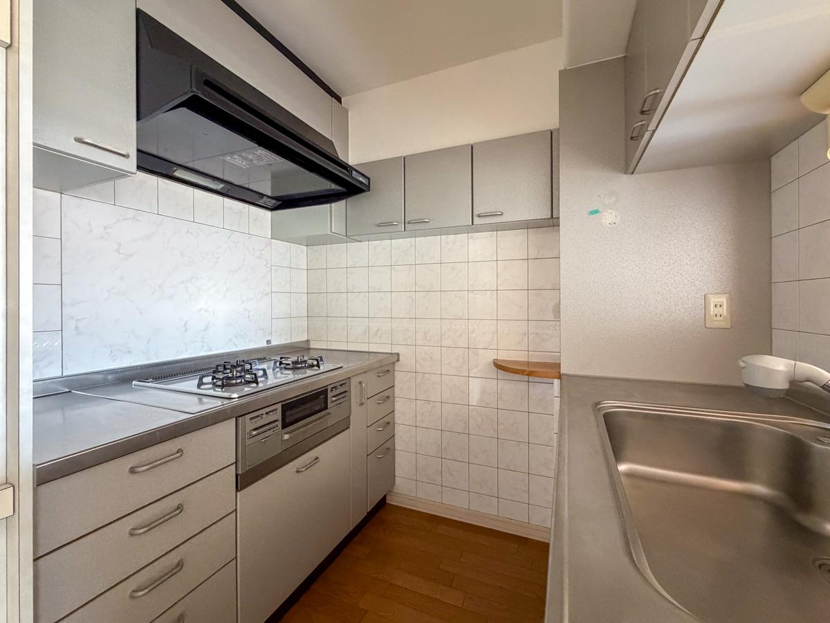 東京都新宿区下落合の賃貸物件/キッチンはシンクと対面した仕様