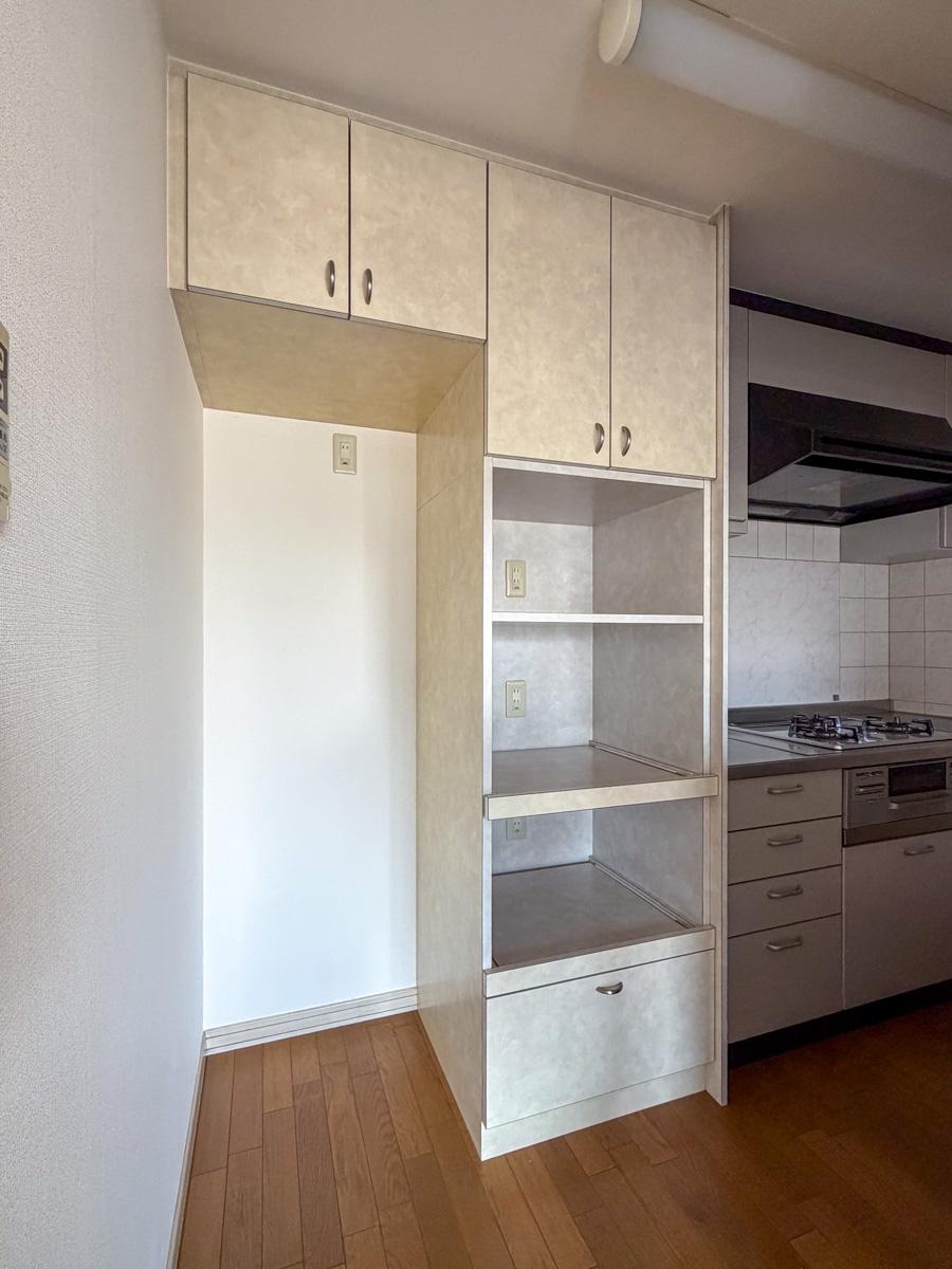 東京都新宿区下落合の賃貸物件/細々としたものはここへ。左側が冷蔵庫置き場