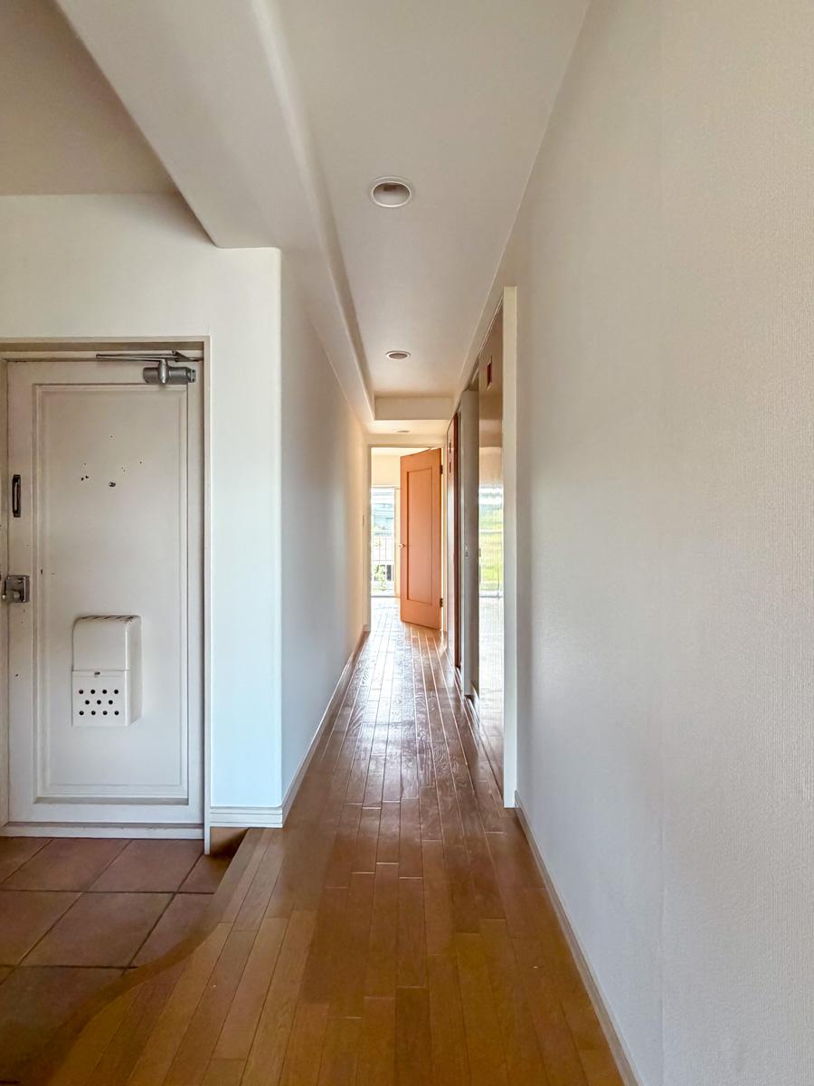 東京都新宿区下落合の賃貸物件/北側までの廊下。右側にトイレと浴室があります。
