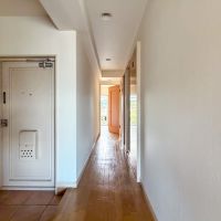 東京都新宿区下落合の賃貸物件/北側までの廊下。右側にトイレと浴室があります。