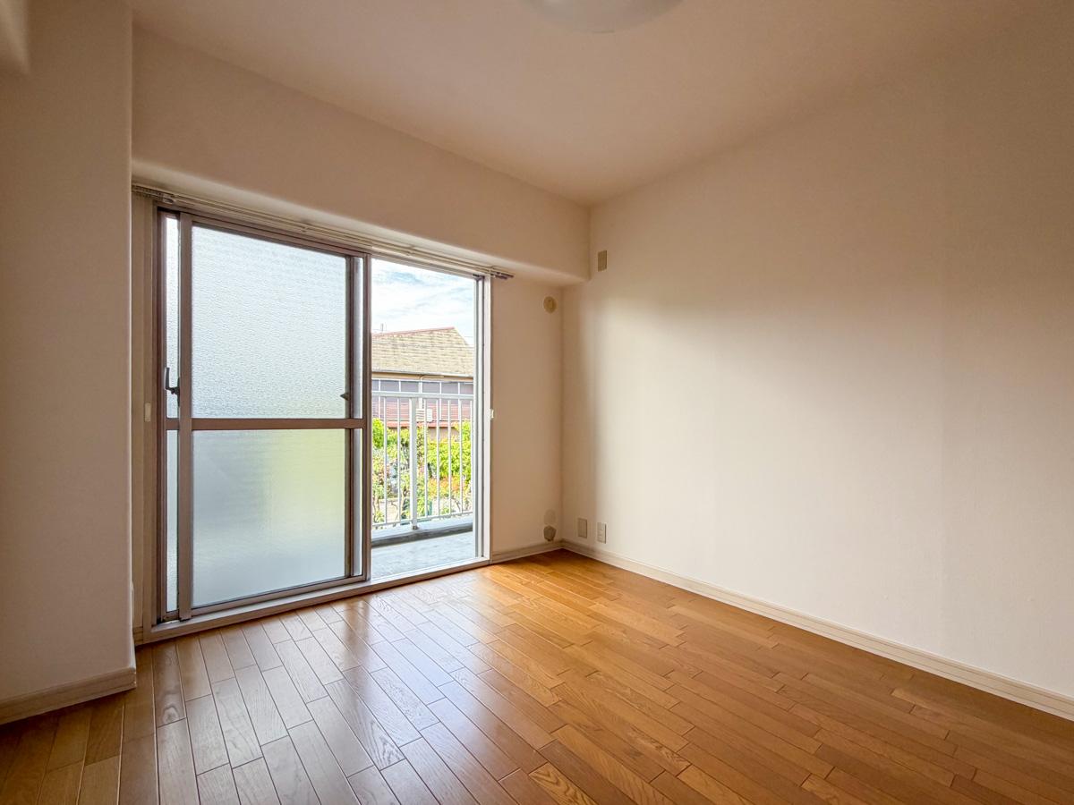 東京都新宿区下落合の賃貸物件/北側の洋室。こちらにもバルコニーがあるのが嬉しい