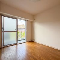 東京都新宿区下落合の賃貸物件/北側の洋室。こちらにもバルコニーがあるのが嬉しい