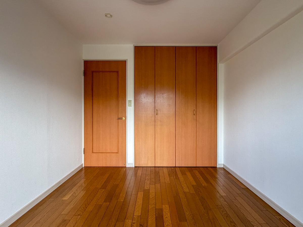 東京都新宿区下落合の賃貸物件/バルコニー側から洋室をみる