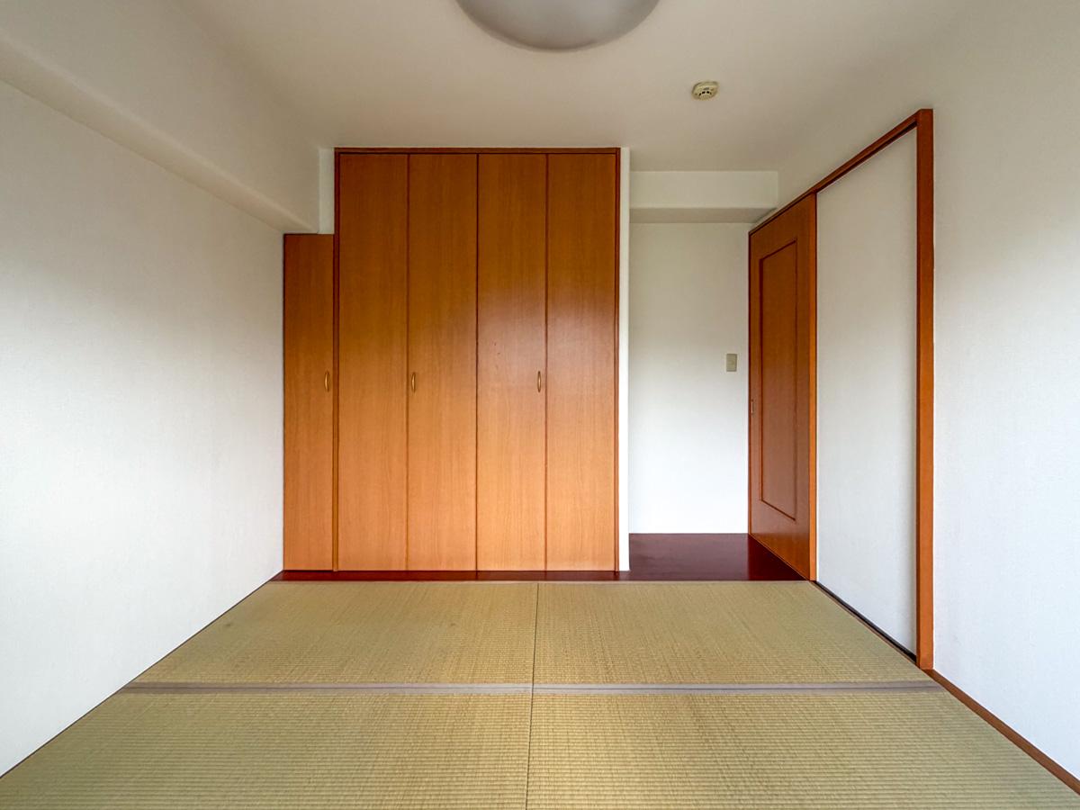 東京都新宿区下落合の賃貸物件/バルコニー側から和室をみる