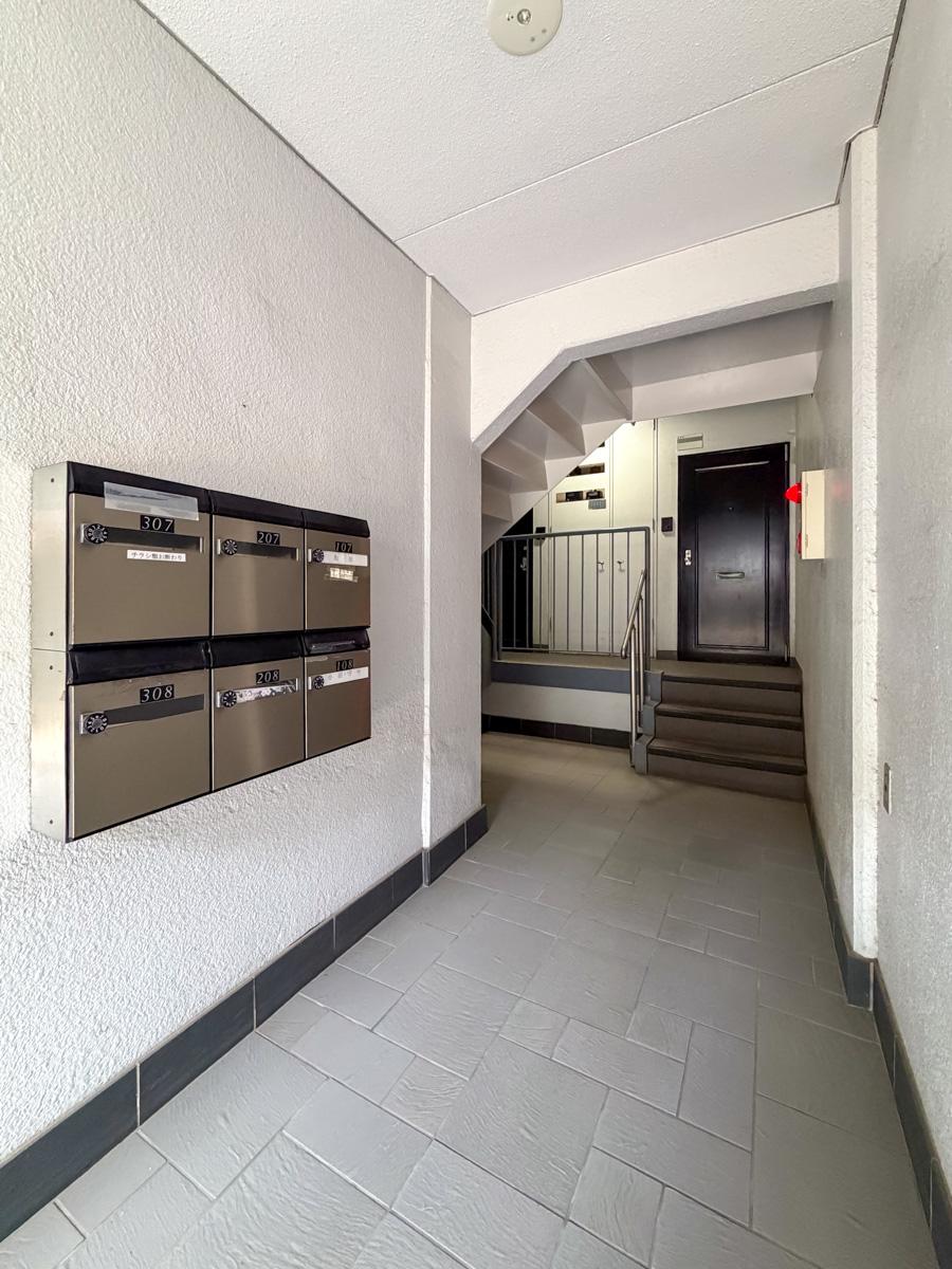 東京都新宿区下落合の賃貸物件/宅配BOX。奥の階段で3階まで上がります