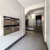 東京都新宿区下落合の賃貸物件/宅配BOX。奥の階段で3階まで上がります